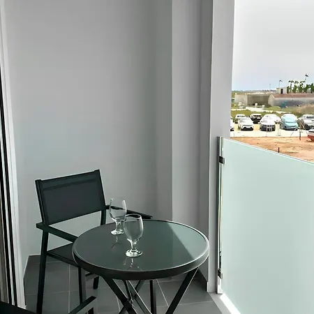 Con Balcon Y Vistas Al Mar